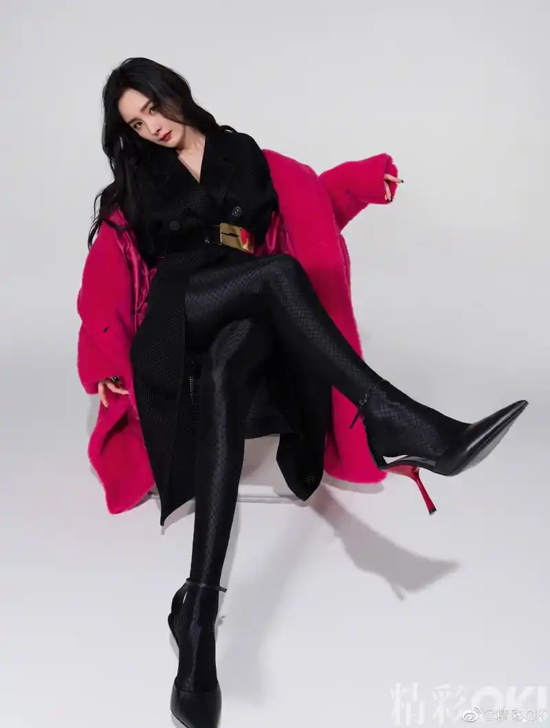 杨幂登《ok精彩》周年刊,穿鱼鳞袜大秀美腿,复古摩登