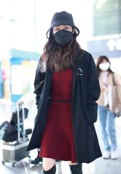 韩雪的气质羡慕不来,红色长裙配风衣好潇洒,长靴显得腿型修长|短靴|穿