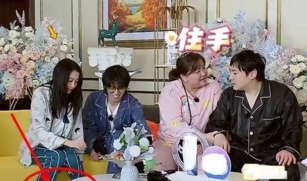 关晓彤穿"皱纹裤"录节目,隐形增高十厘米,真实身高藏不住了_华晨宇