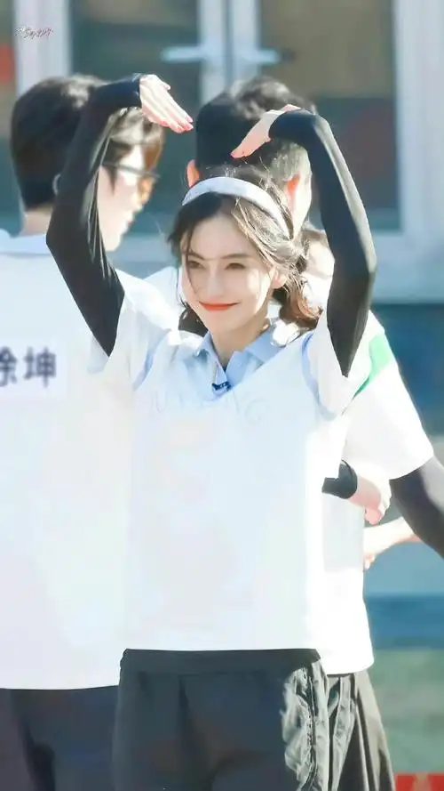 angelababy脸颊比心