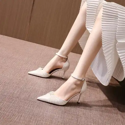 白色高跟鞋女小众气质2022春夏季新款珍珠一字带扣单鞋女细跟尖头