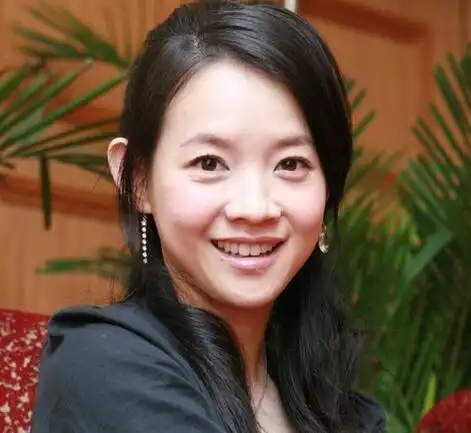 不过曾宝仪还有一个妹妹叫做曾咏仪和姐姐曾宝仪相比曾咏仪低调很多