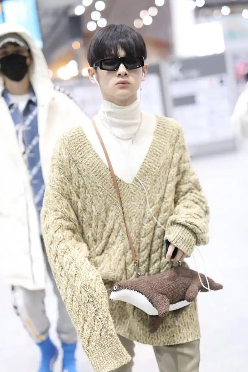 周震南街拍:麻花毛衣搭配converse帆布鞋 海狮挎包萌系奶奶风