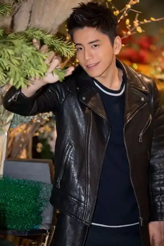 王大陆长皮衣帅气亮相青岛首映活动 与王凯尽显暖暖兄弟情