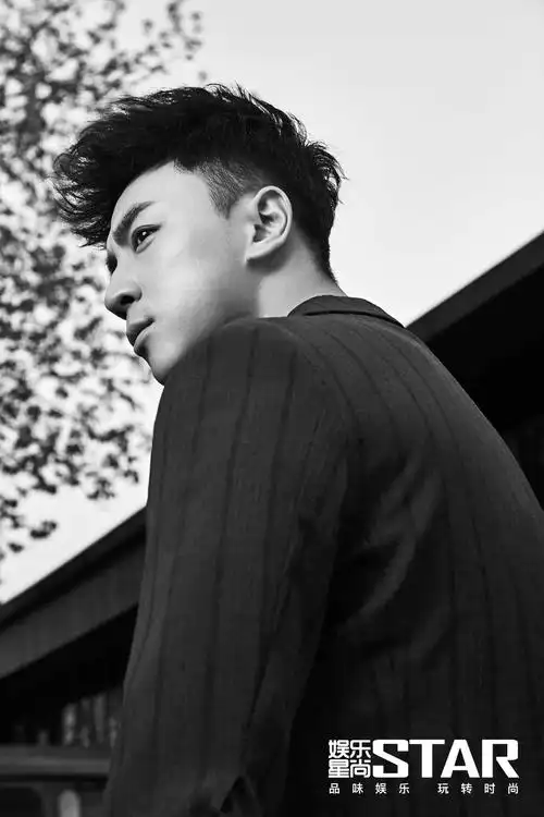 释小龙曝光最新写真 成熟俊朗魅力尽显