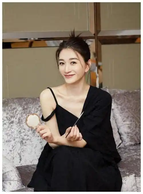 李小冉47岁生活风采,素颜下真实魅力,网友赞叹:亲切自然至极_活动