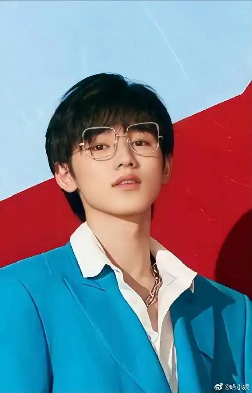 宋亚轩和眼镜的适配度好高!