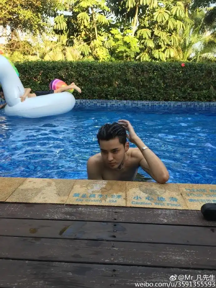 组图:电影大卖心情不错?吴亦凡发泳池"湿身"照_高清图集_新浪网