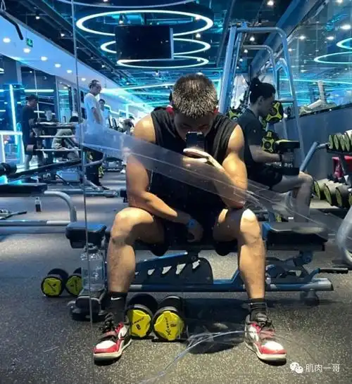 北京男教练参加肌肉轰趴走红网友们又可了