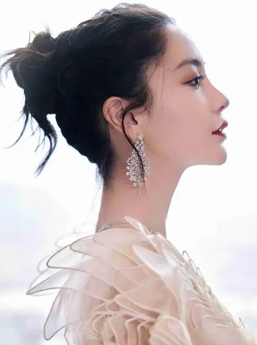 baby身穿流动花瓣鱼尾裙生图被曝光,全身抹粉却暴露皮肤真实状态