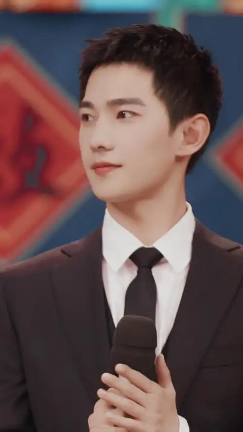 大家希望杨洋用现在的发型还是留长头发拍