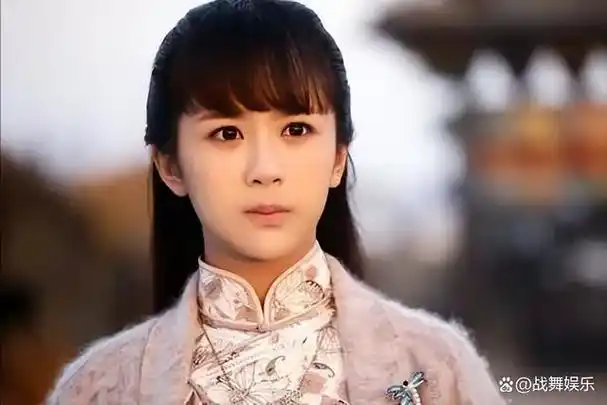 杨紫年少成名,凭借《家有儿女》中的角色小雪成为家喻户晓的小演员.