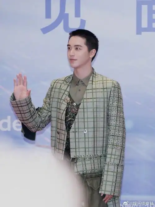 这一次的新造型是之前从来都没见过的,寸头也确实引人注目.