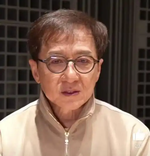 成龙老了?68岁的他走路颤颤巍巍,直不起腰,现身少林寺寻接班人