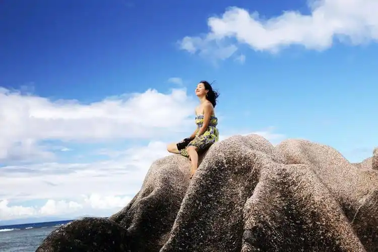 江一燕海滩比基尼写真