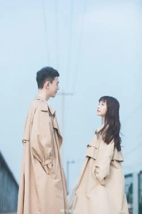 张孟妍晒出与孔垂楠的亲密合照,照片中两人穿着情侣装,浪漫甜蜜只是