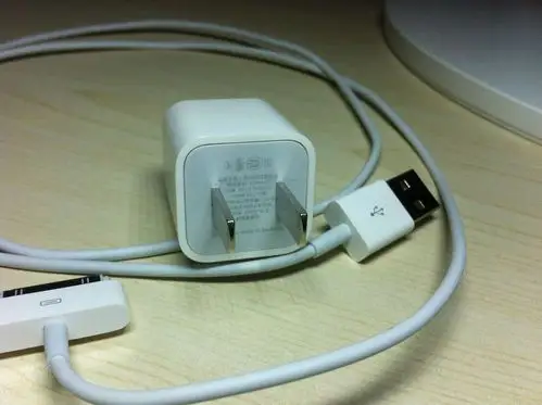 我的苹果4手机的充电器怎么和别人的不一样