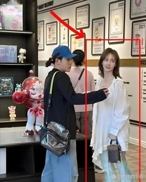 金晨本人比镜头里还瘦一圈,小头小脸超精致,皮肤白到反光就算了,还