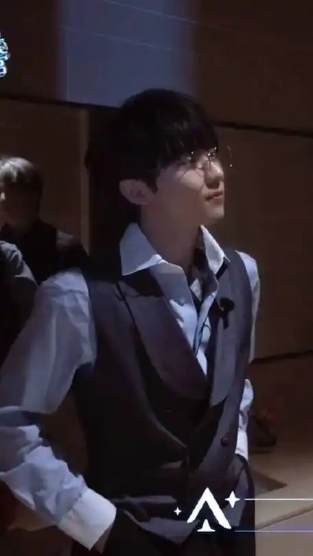 马嘉祺金丝框眼镜