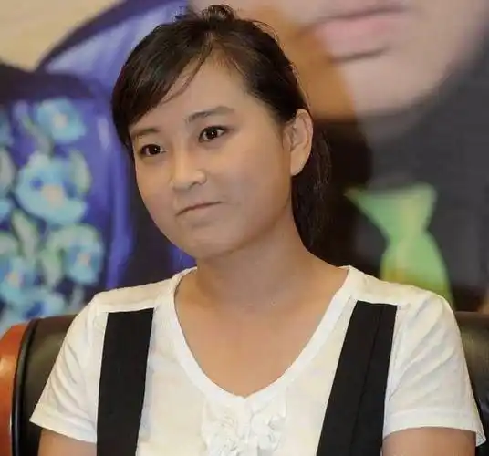 贾玲瘦的照片,年轻的贾玲是个标致的美女,变胖却是成名的代价