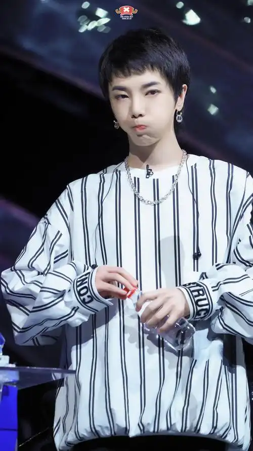 华晨宇玩袖子 把自己系起来的精致男孩,太可爱了