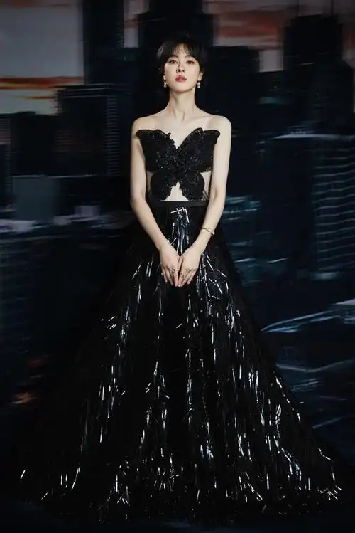 郁可唯超话#2024中国电影大数据荣誉之夜#极致典雅的暗夜精灵@郁可唯