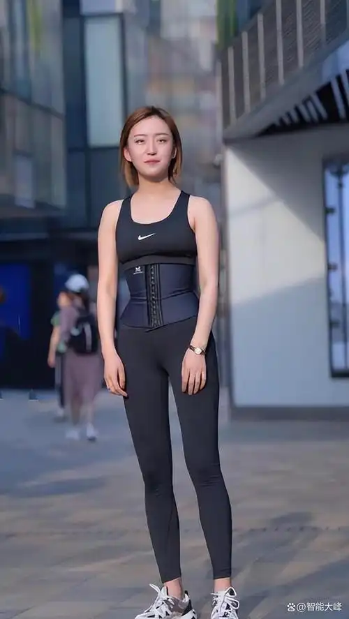 她们穿着得体,气质出众,成为路人关注的焦点.