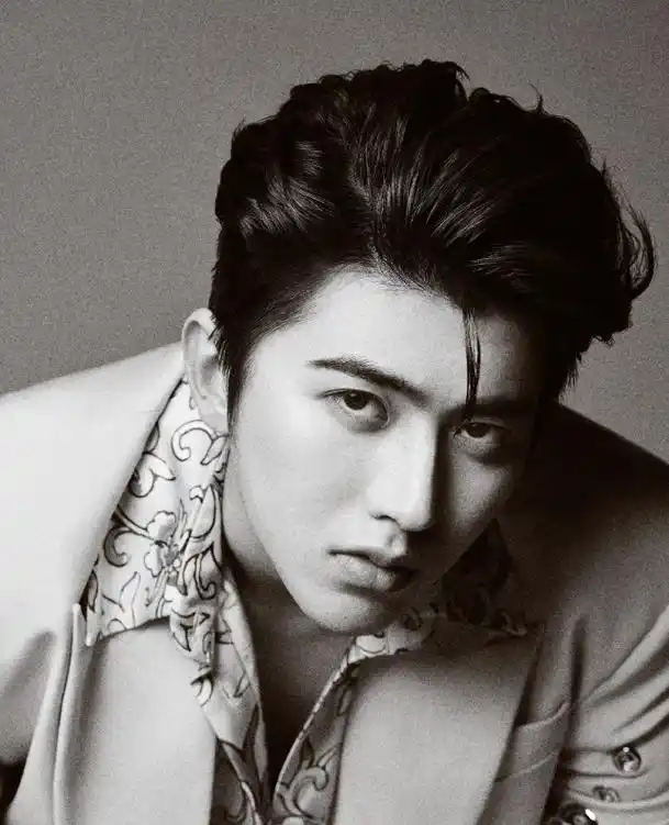 蔡徐坤在车内摘口罩送飞吻引爆粉丝,网友:不愧是全民偶像!