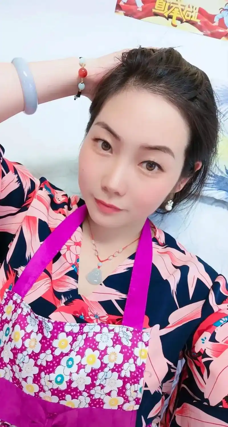 所谓的烟火气,一半是烟火一半是热气,夏天做饭四个字,汗流浃背 - 抖音