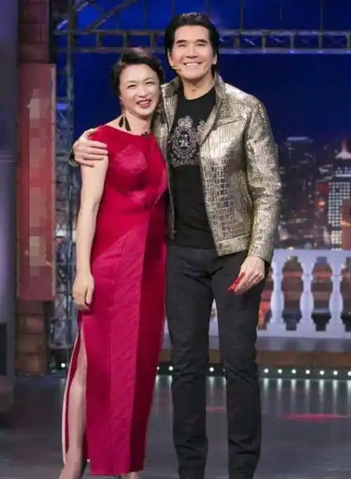 金星翻出自己男儿身照片,费翔看后一脸惊讶,随后的话令人感动_本人