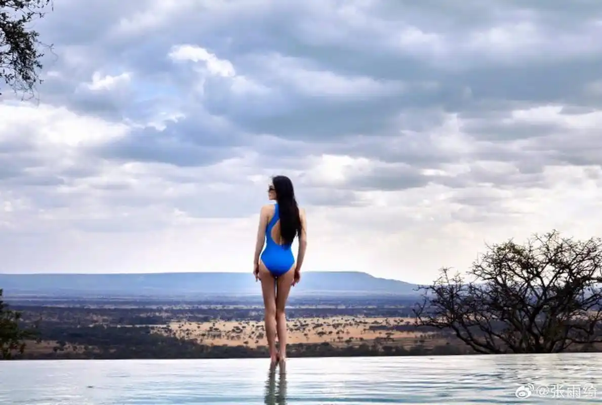 这位女星身穿克莱因蓝连体泳衣,胸前挖空设计大方秀出事业线,身材凹凸