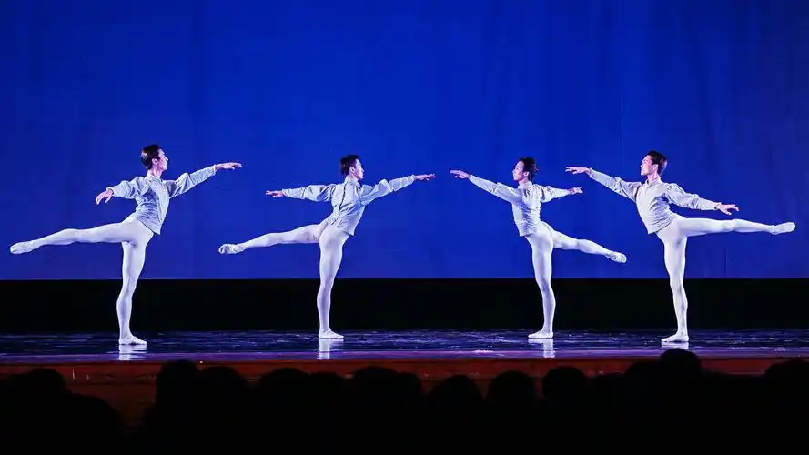 《男子四人舞》