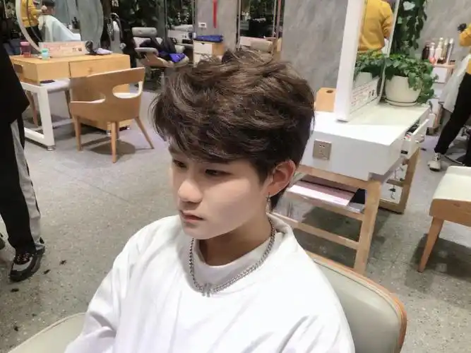 男生氛围感烫发 ,超帅三七分蝴蝶烫.