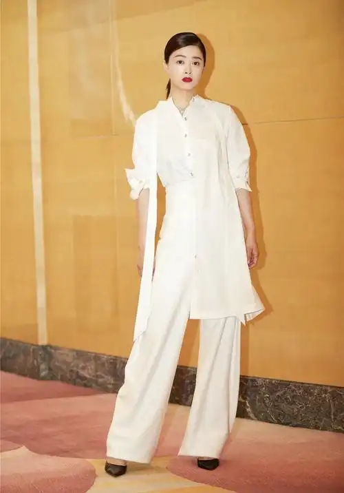 蒋欣身穿短裤现身,双小腿都遮不住了,网友:飘忽不定的身材?