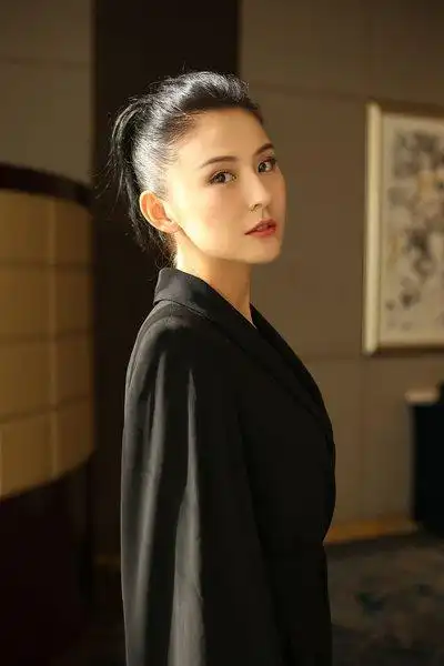 热依扎经纪人13524211195工作邀约