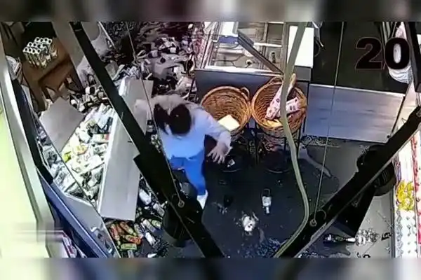 监控镜头下美女的爆笑场面女神形象尽毁尴尬到想连夜逃离地球