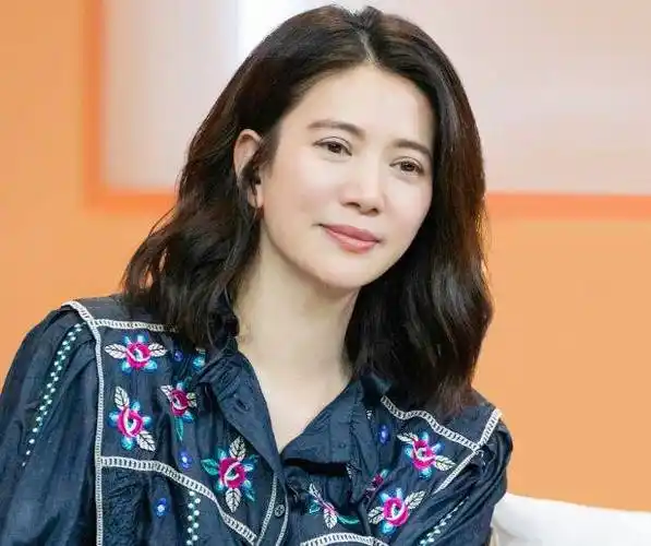 52岁袁咏仪街上偶遇网友,生图皮肤下垂深皱纹,头顶几缕白发_态度_外貌