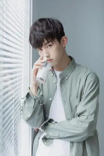 校园剧标配男主角郭俊辰,不仅颜值高气质好,穿搭更是取向狙击