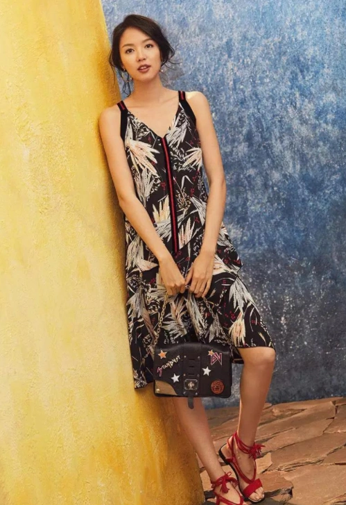 张梓琳气质炸天穿一条金色连衣裙高贵优雅气质好到令人羡慕