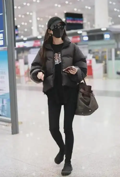 被古力娜扎机场街拍惊艳到了简约黑酷装舒适时尚又好看