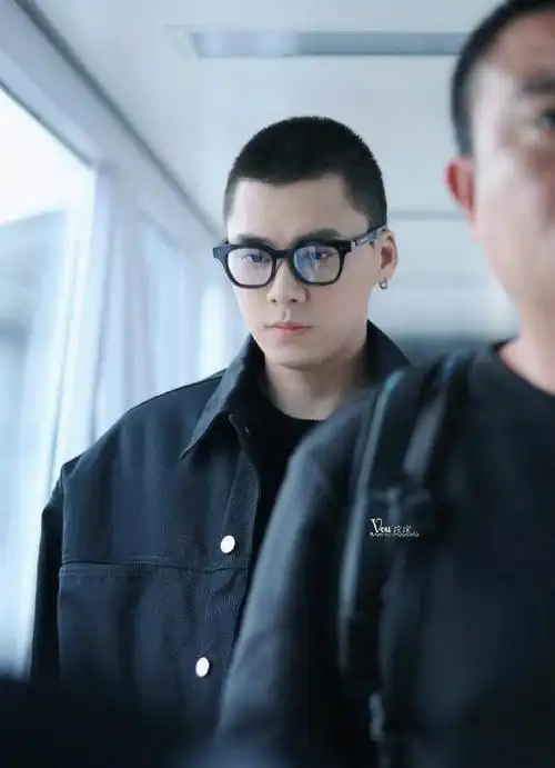 李易峰的新造型太a了,戴了眼镜就像小黄人一样!