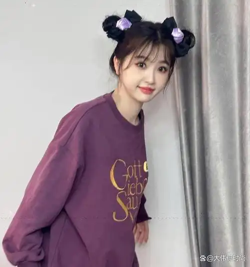 虞书欣紫色卫衣嘟嘴萌翻天!丸子头超可爱引爆时尚圈