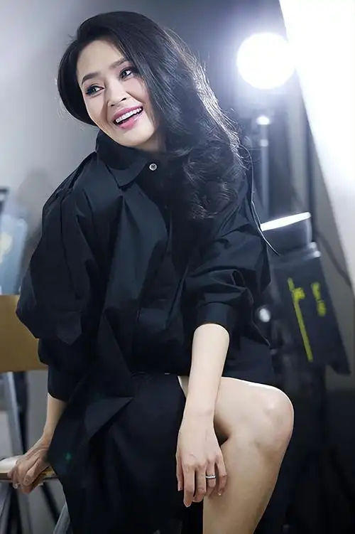 回顾演员于明加结婚13年只生孩子不做饭丈夫一家人把她宠成宝