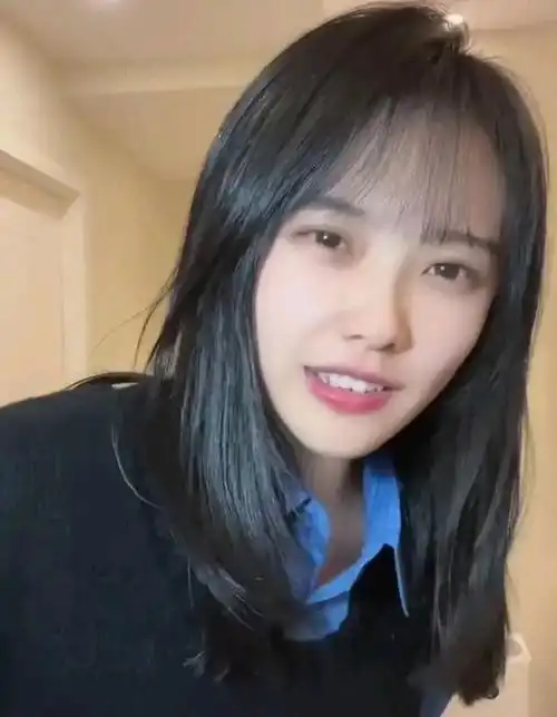 原来黄老师1983年出生,马上40岁了,其生活照暴露了她的真实颜值