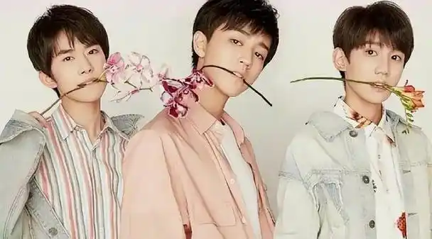 易烊千玺老妈,为栽培儿子舍弃事业,如今儿子成她骄傲