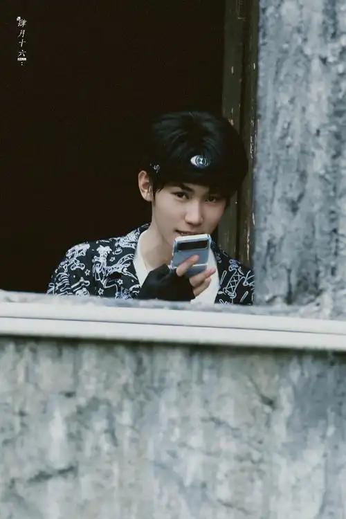 张真源卡通涂鸦衬衫发带造型