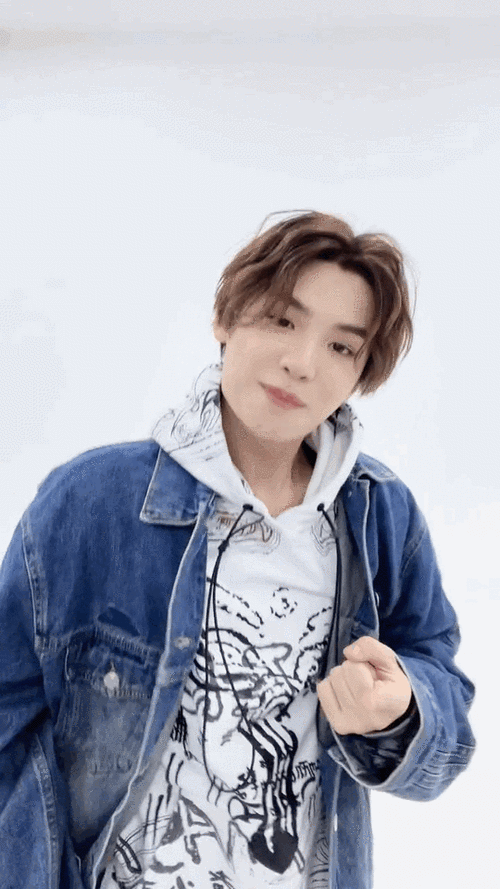 黄明昊跳poppy视频##黄明昊甜系手势舞视频##黄明昊kpop跳舞视档