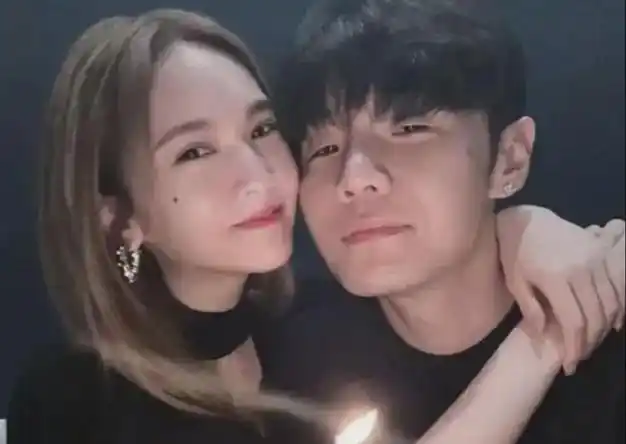 而关于杨丞琳的绯闻,坊间一直有说法称:她曾和前男友有一个孩子,一直