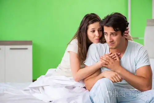 年轻女子安慰失望无能的丈夫