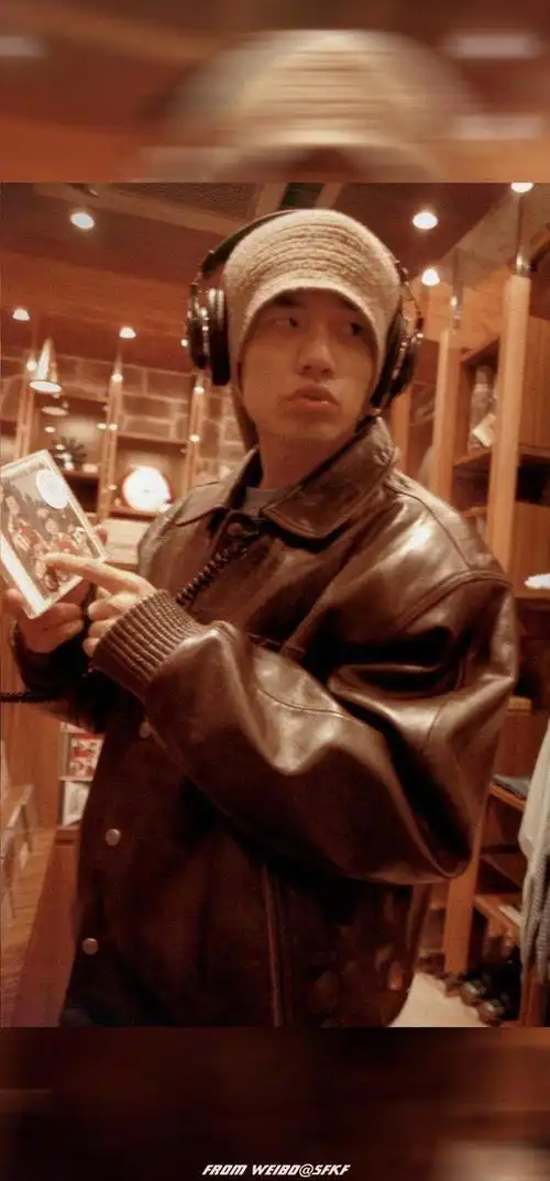 此刻,不仅仅是在回忆照片中那个年轻的周杰伦,我们还在庆祝这位音乐